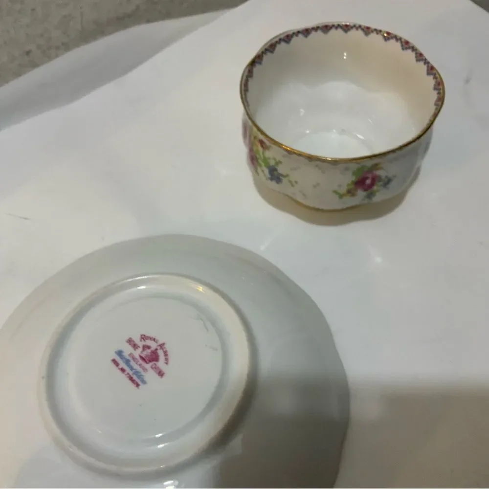 Set 6VINTAGE ROYAL ALBERT FINE BONE CHINA PETIT POINT PATTERN TEA CUP & saucers